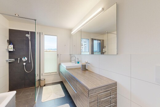 bad mit komplettes badezimmer, schminktisch, tile floor, fliesenboden, und inside property