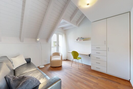 wohnzimmer mit beamed ceiling, balkendecke, vaulted ceiling, dachschräge, und inside property