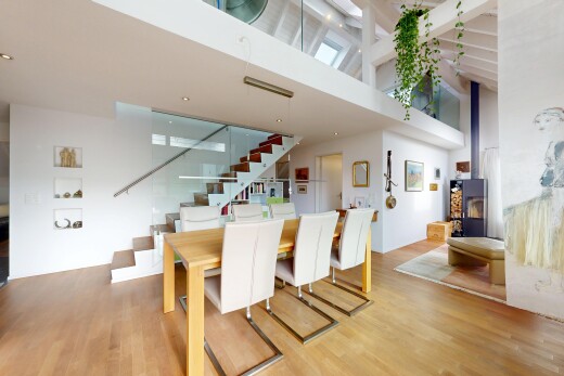 esszimmer mit treppen, wood finish floor, holzfußboden, drywall, und gipskartonwand