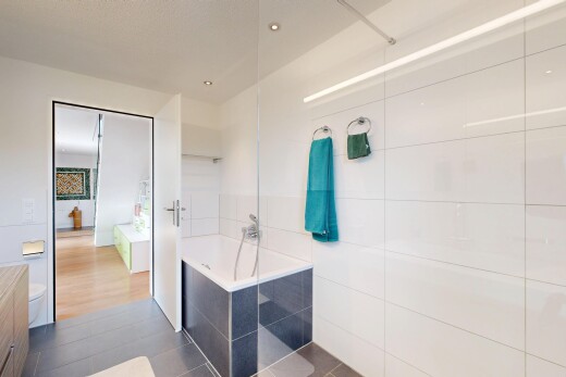 bad mit komplettes badezimmer, bad, inside property, dusche, und tile floor