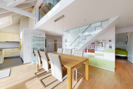 esszimmer mit treppen, wood finish floor, holzfußboden, inside property, und drywall