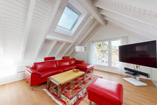 wohnzimmer mit beamed ceiling, balkendecke, fernseher, vaulted ceiling, und dachschräge