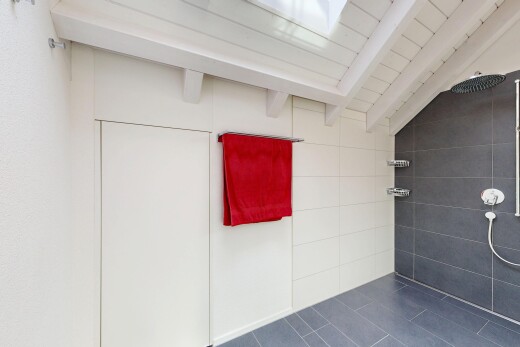 bad mit inside property, dusche, tile floor, fliesenboden, und beamed ceiling