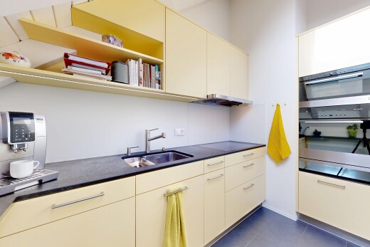 küche mit cremefarbene schränke, offene regale, doppel backofen, drywall, und gipskartonwand