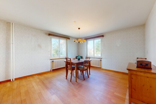 esszimmer mit natürliches licht, natural light, bemerkenswerter kronleuchter, holzfußboden, und wood finish floor