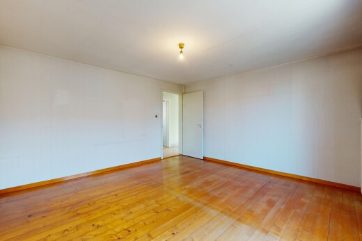 leerer raum mit holzfußboden, wood finish floor, inside property, sockelleisten, und baseboards wall