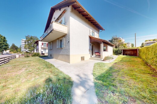 außenansicht mit rasen, stuckverkleidung, day time, property visible, und balkon