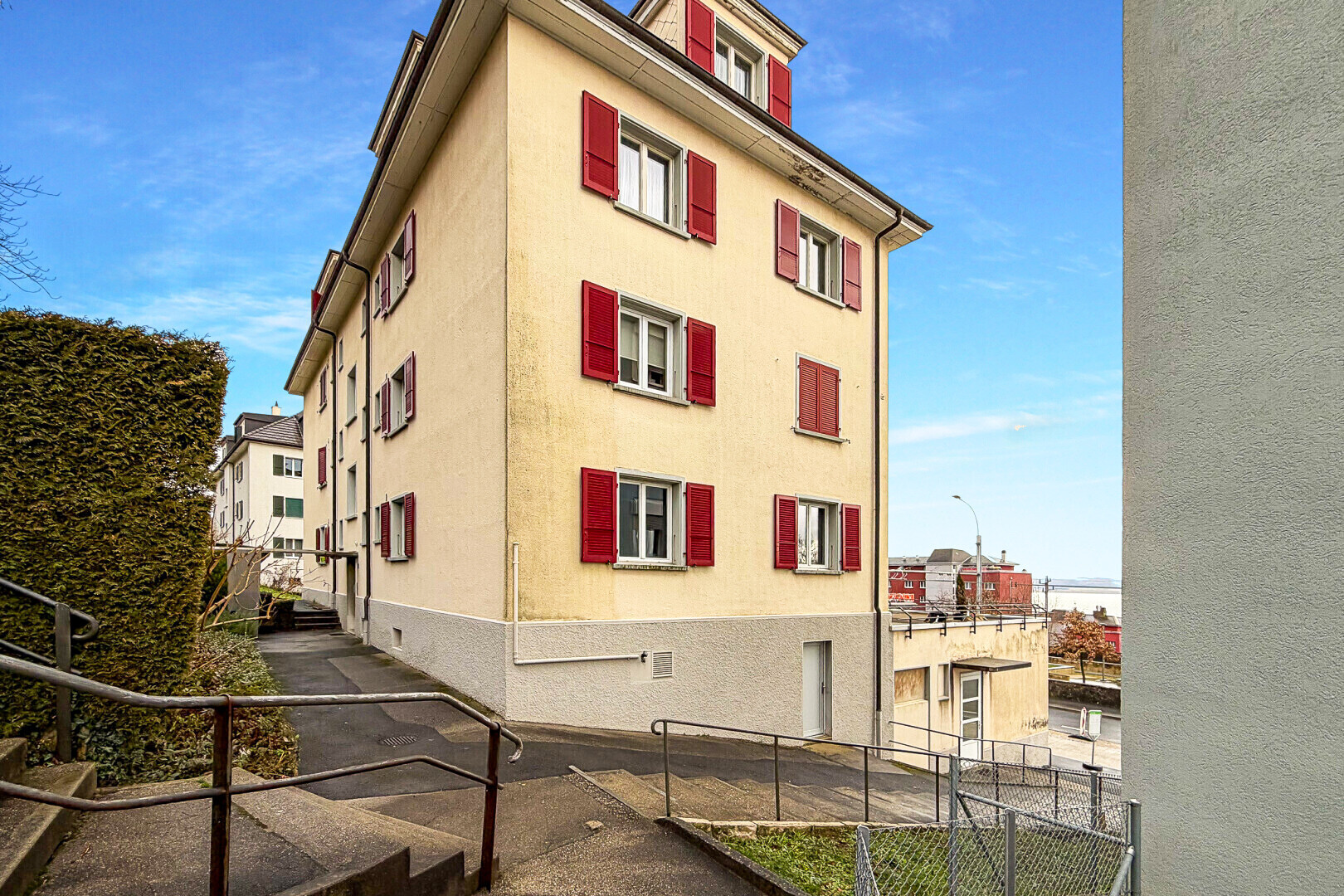 außenansicht mit zaun, blick auf wohnanlage, apartment complex view, und day time