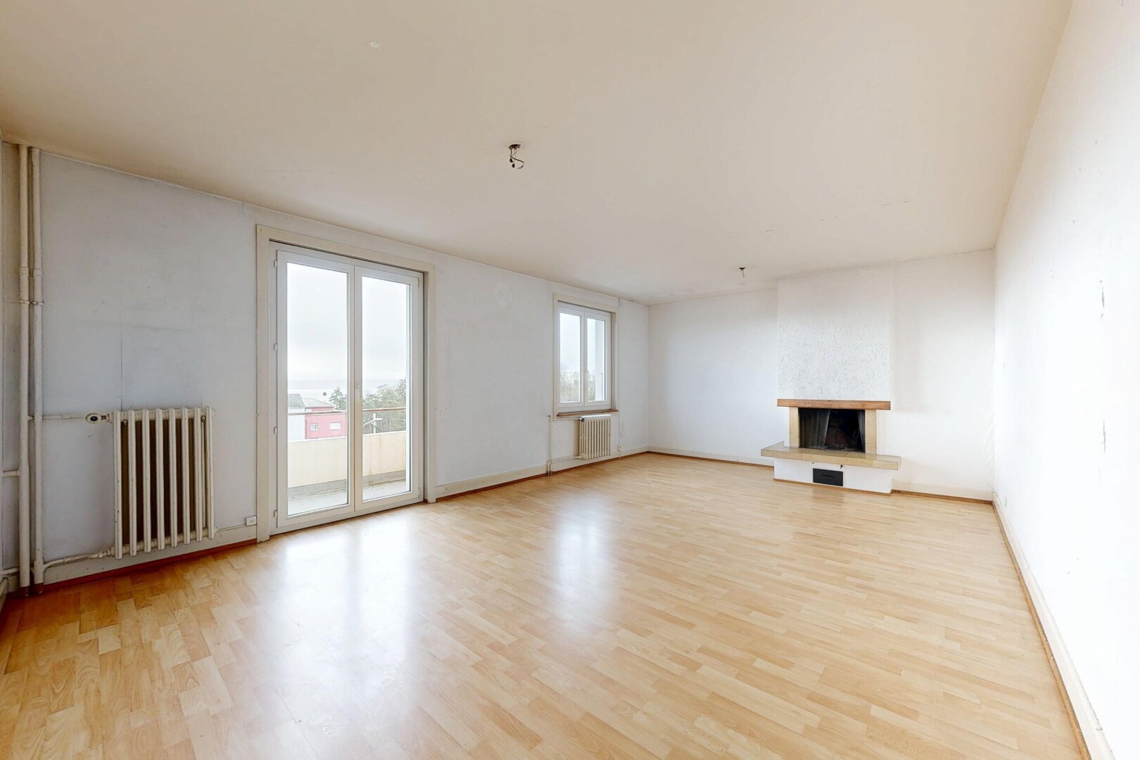 leerer raum mit holzfußboden, wood finish floor, kamin, kühler, und inside property