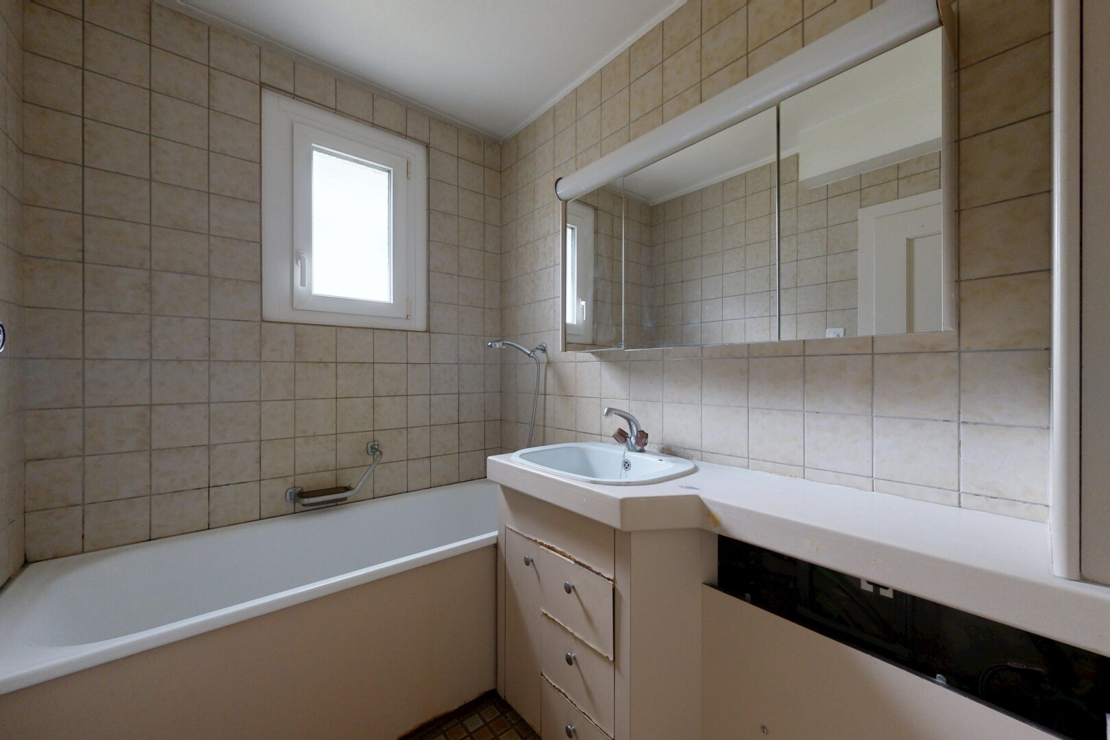 bad mit tile wall, fliesenwand, schminktisch, komplettes badezimmer, und inside property