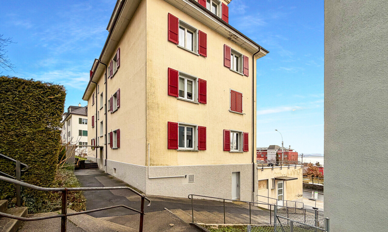 außenansicht mit zaun, blick auf wohnanlage, apartment complex view, und day time