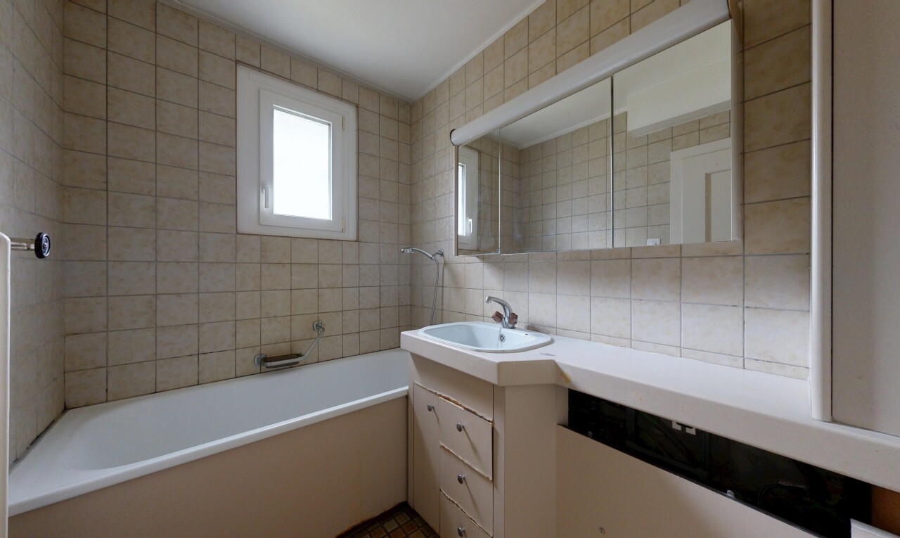 bad mit tile wall, fliesenwand, schminktisch, komplettes badezimmer, und inside property
