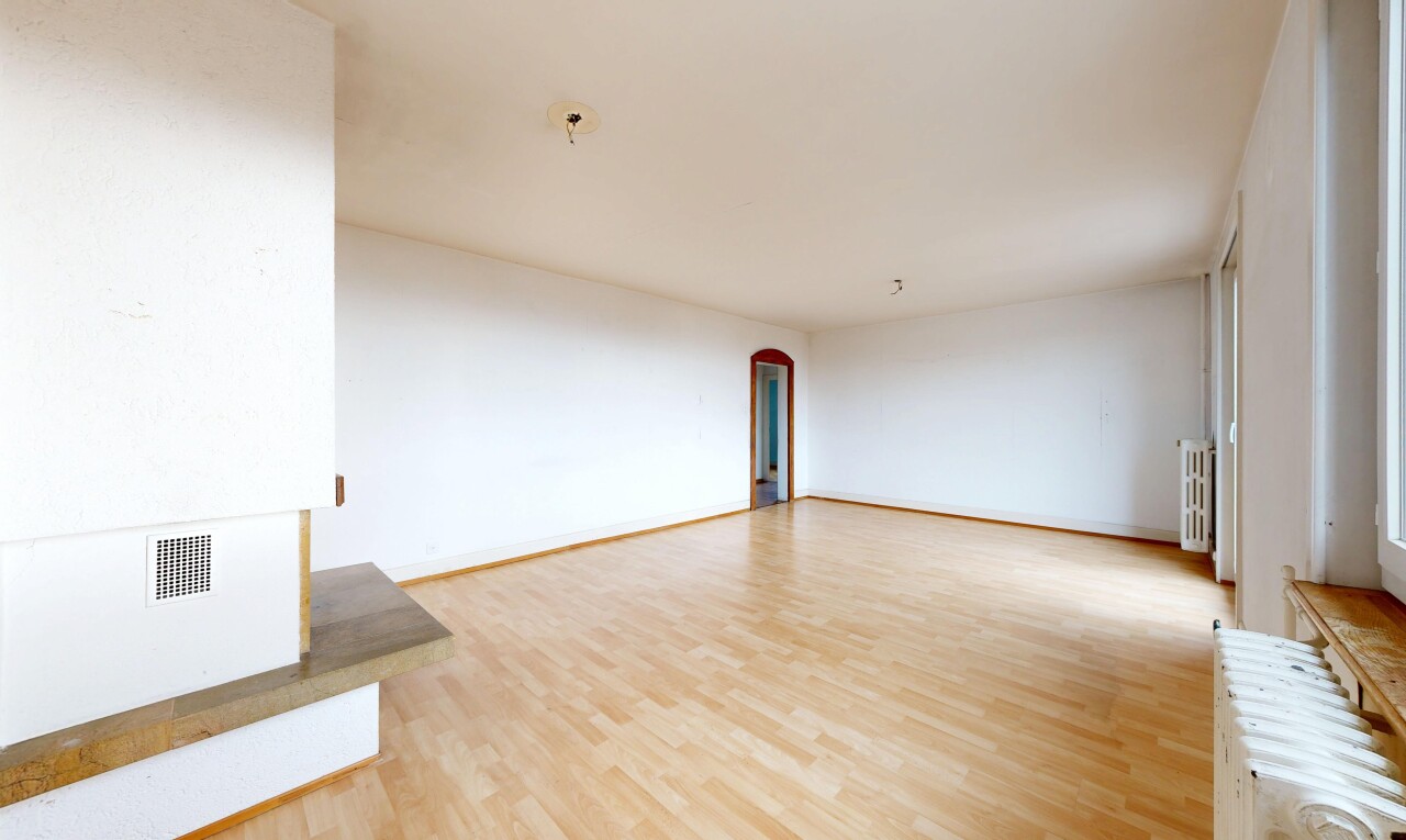 leerer raum mit wood finish floor, holzfußboden, kühler, inside property, und drywall