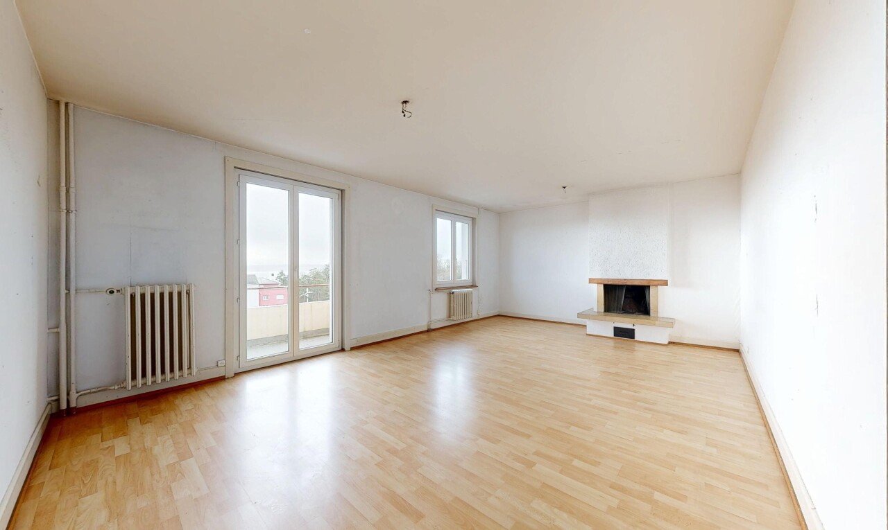 leerer raum mit holzfußboden, wood finish floor, kamin, kühler, und inside property