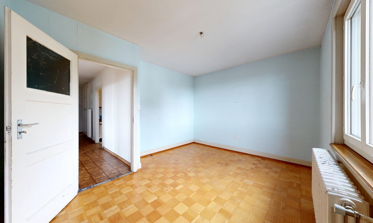 leerer raum mit kühler, parquet floor, inside property, holzfußboden, und wood finish floor