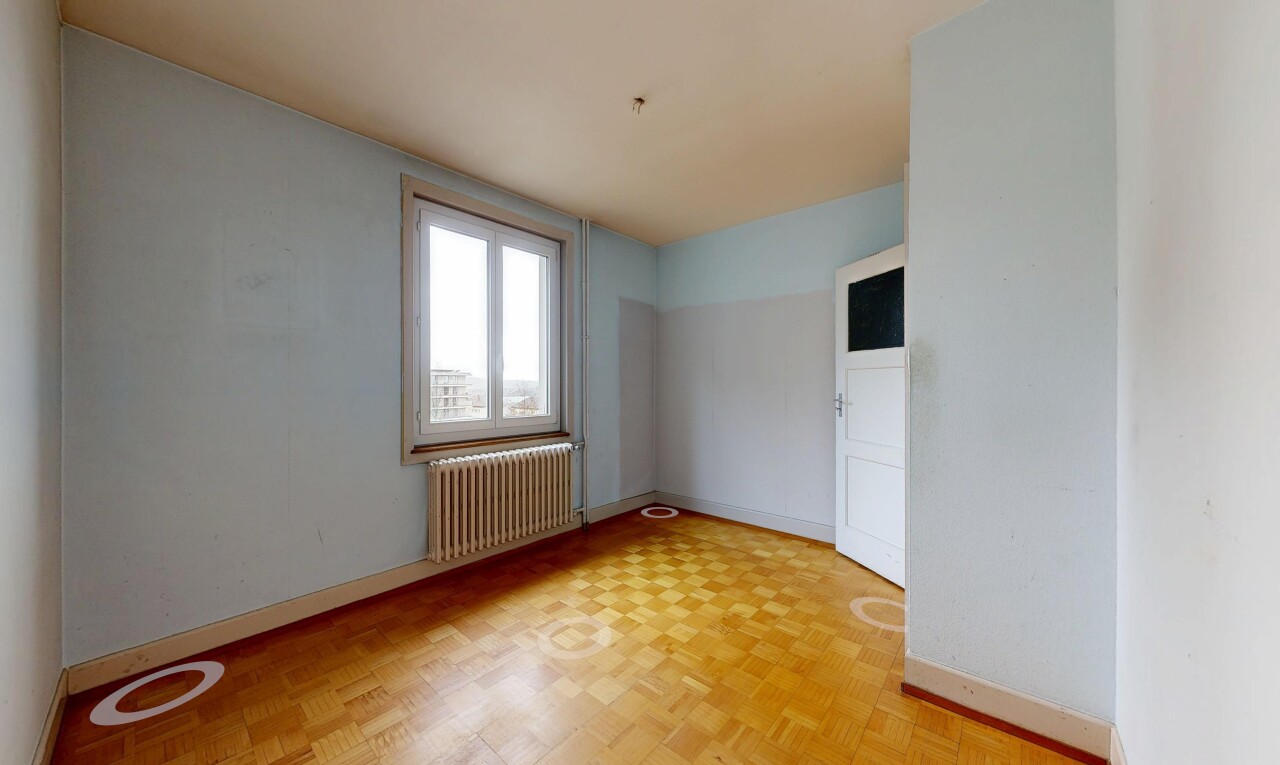 leerer raum mit kühler, baseboards wall, sockelleisten, drywall, und gipskartonwand