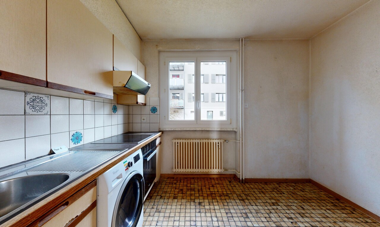 küche mit wood edge countertops, light floor, tumbler, kühler, und dunstabzugshaube