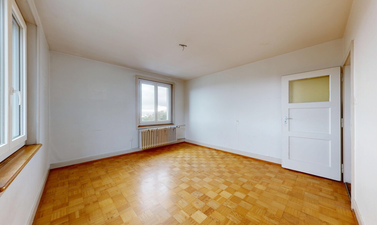 leerer raum mit holzfußboden, wood finish floor, kühler, inside property, und parquet floor