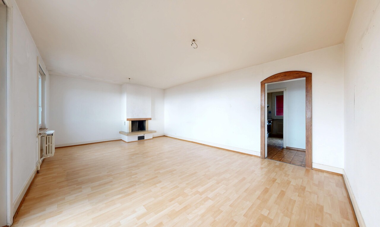 leerer raum mit holzfußboden, wood finish floor, gipskartonwand, drywall, und inside property