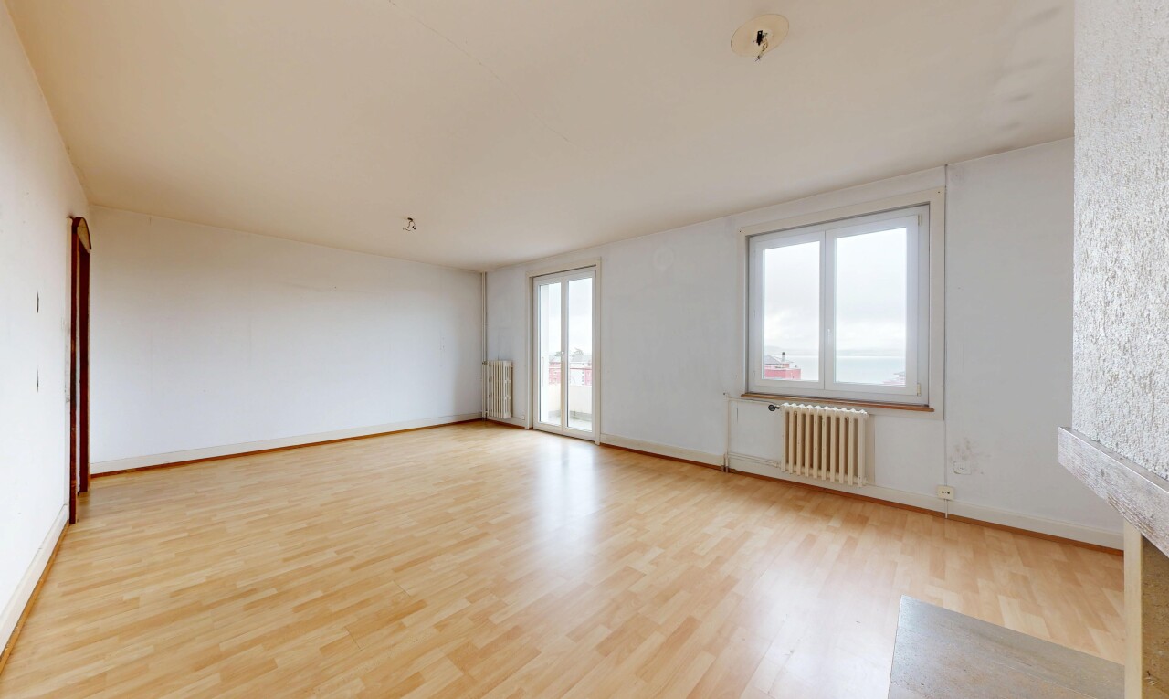 leerer raum mit holzfußboden, wood finish floor, kühler, natürliches licht, und natural light