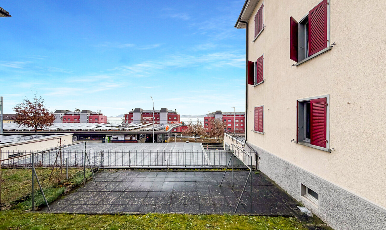 außenansicht mit day time und zaun