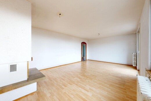 leerer raum mit wood finish floor, holzfußboden, kühler, inside property, und drywall