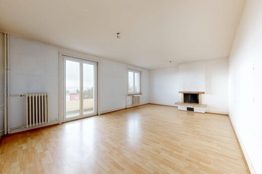 leerer raum mit holzfußboden, wood finish floor, kamin, kühler, und inside property