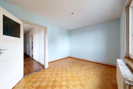 pièce vide avec radiateur, parquet floor, inside property, sol en finition bois, et wood finish floor