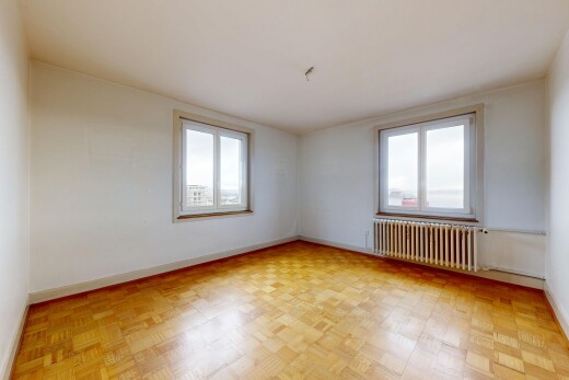 pièce vide avec radiateur, drywall, cloison sèche, baseboards wall, et plinthes murales
