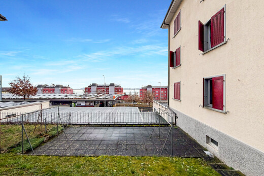 außenansicht mit day time und zaun