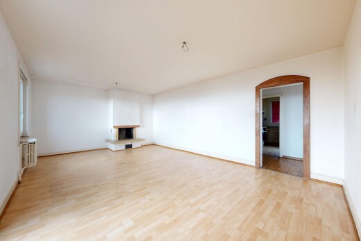 pièce vide avec sol en finition bois, wood finish floor, cloison sèche, drywall, et inside property