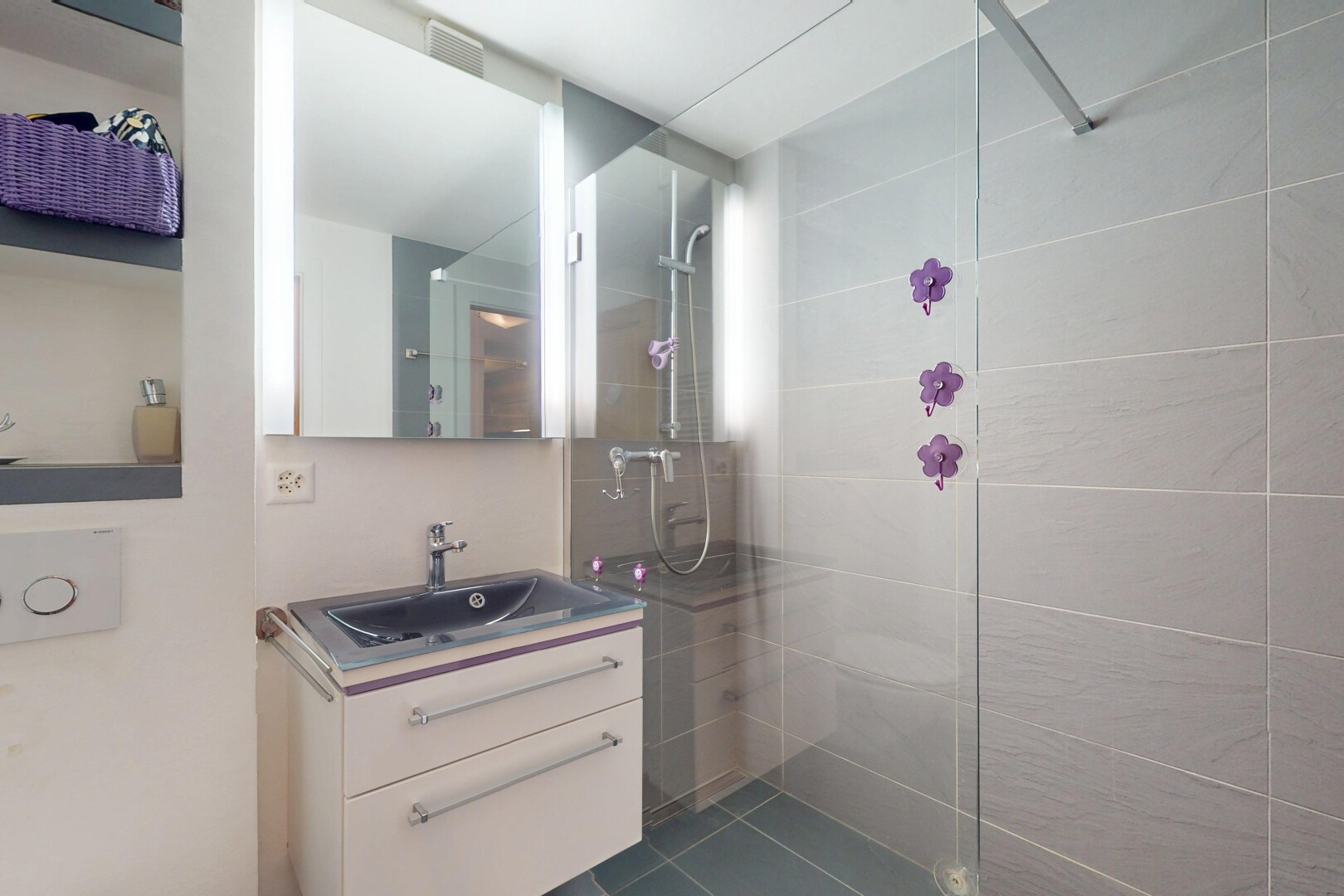 bad mit tile shower, waschbecken, dusche, spiegel, und schminktisch