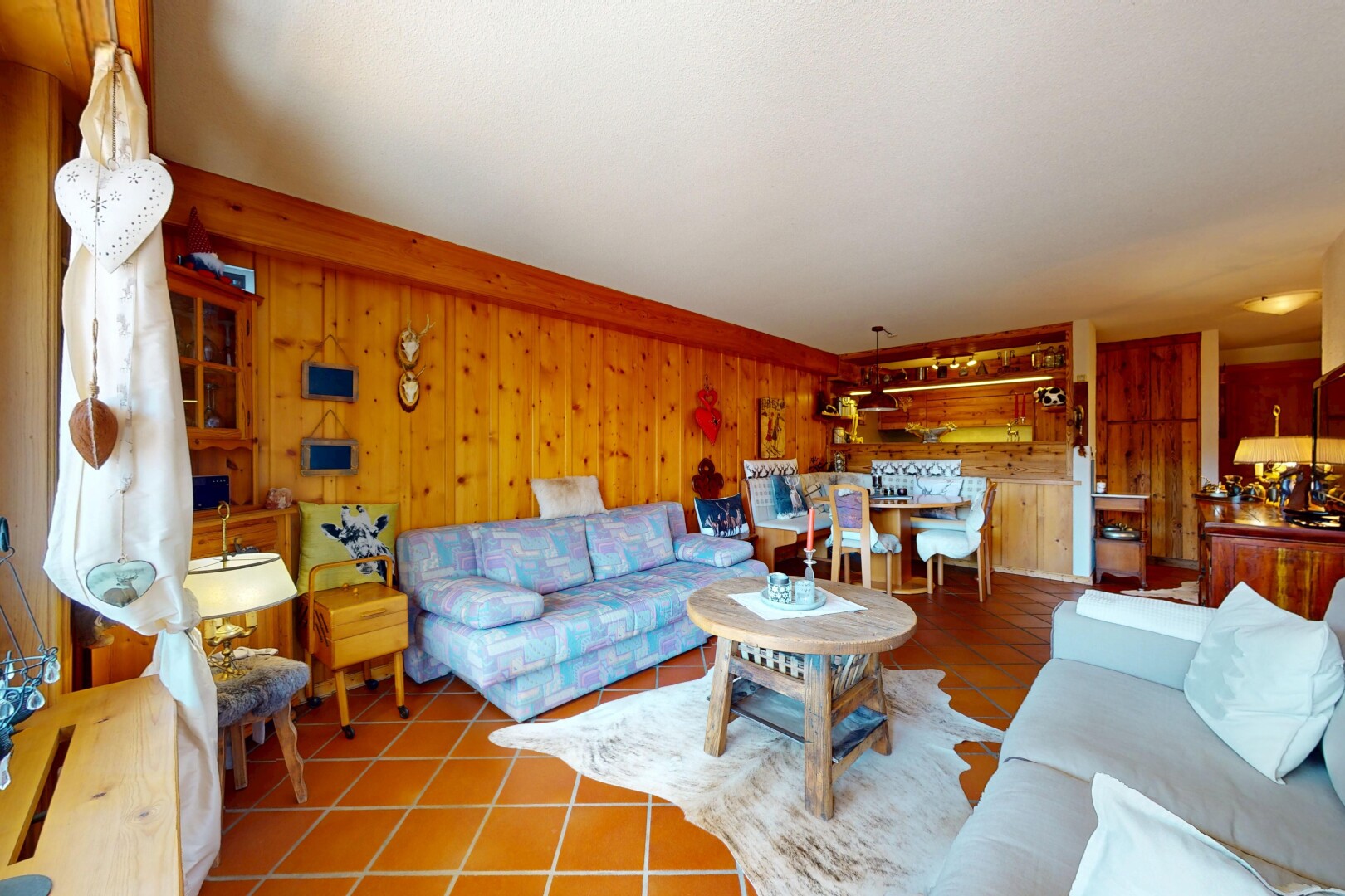 wohn- / esszimmer mit inside property, wood wall, holzwand, tile floor, und fliesenboden