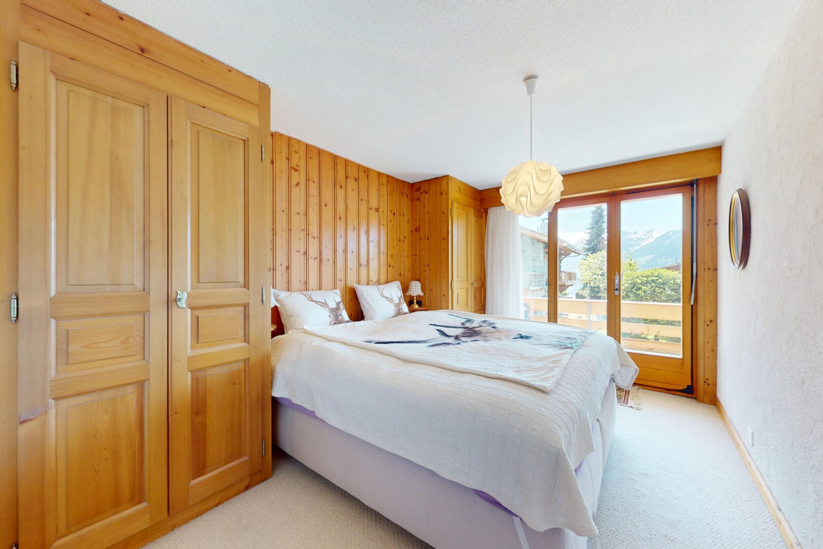 zimmer / schlafzimmer mit außenzugang, inside property, natural light, natürliches licht, und carpet