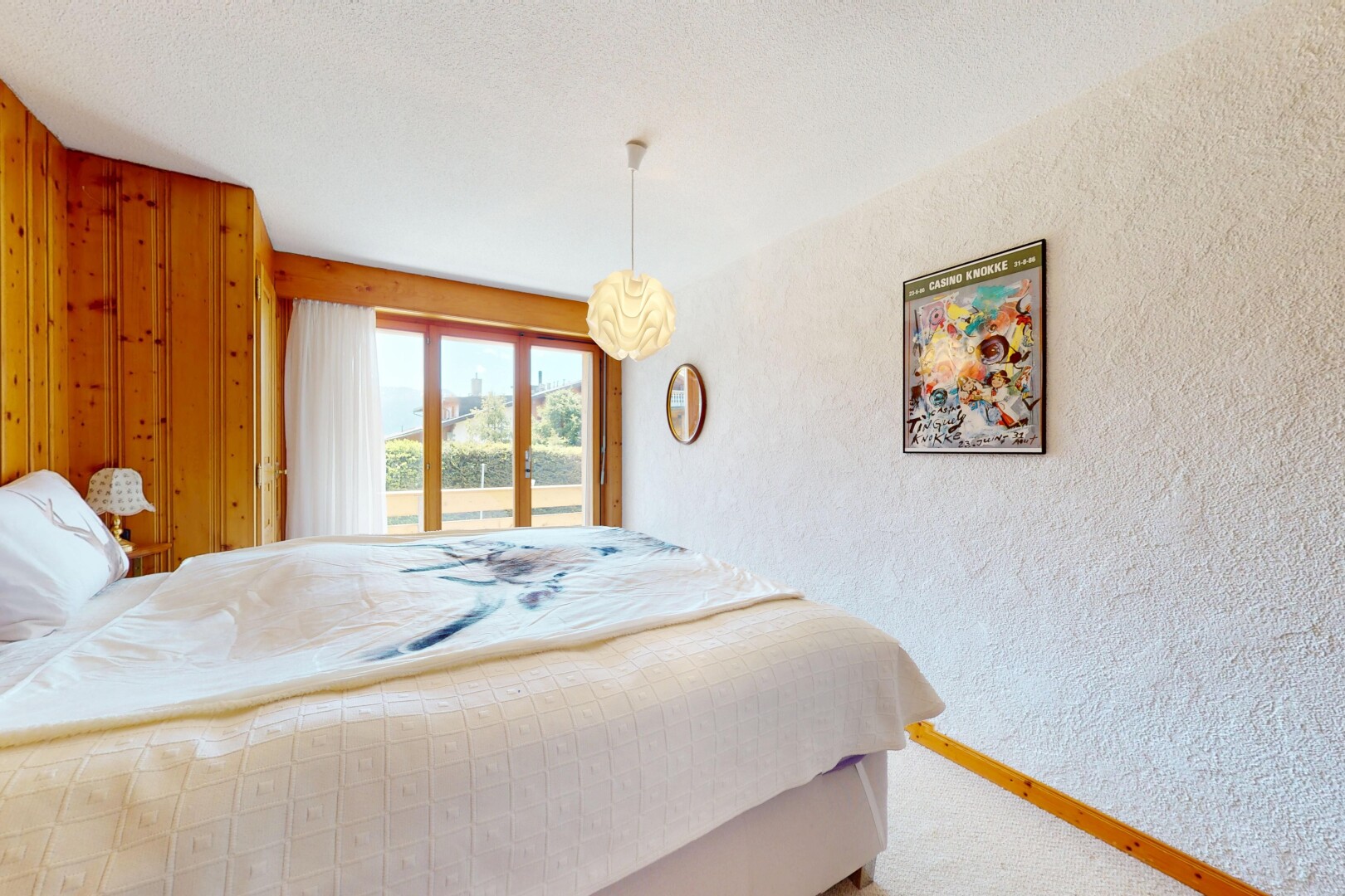 zimmer / schlafzimmer mit inside property, natural light, natürliches licht, carpet, und teppich