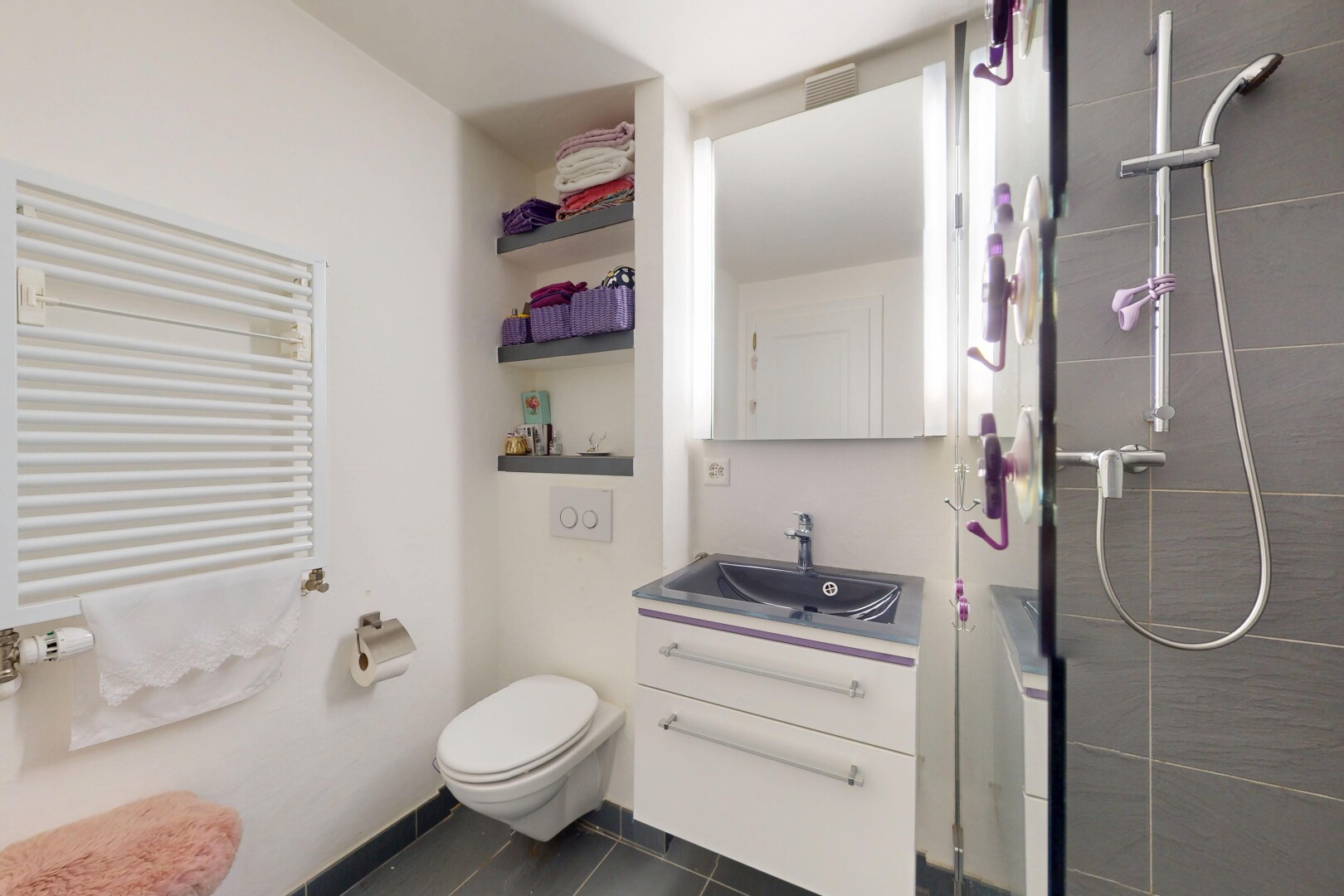 bad mit dusche, schminktisch, toilette, komplettes badezimmer, und fliesenboden