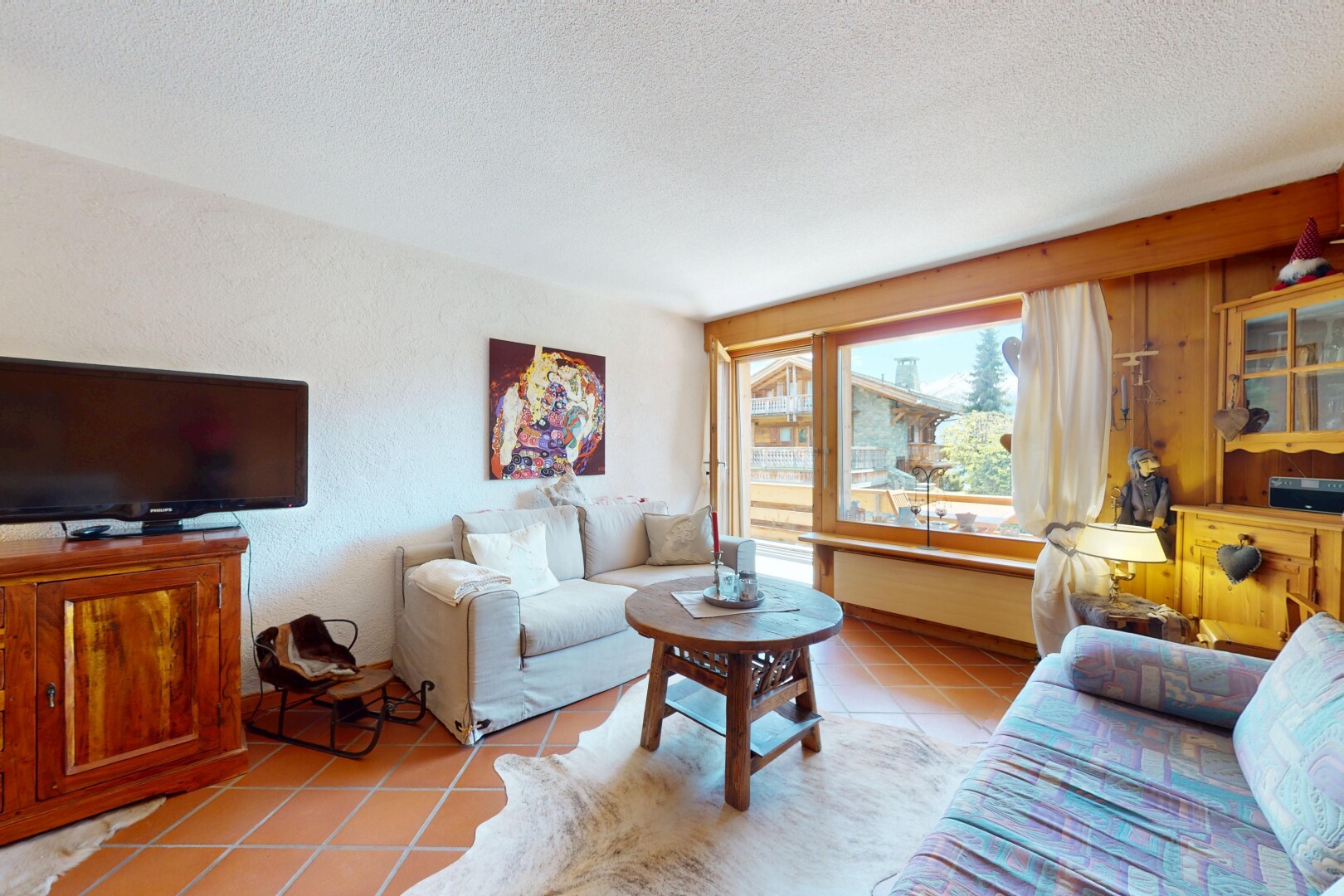 wohnzimmer mit fernseher, natural light, natürliches licht, tile floor, und fliesenboden