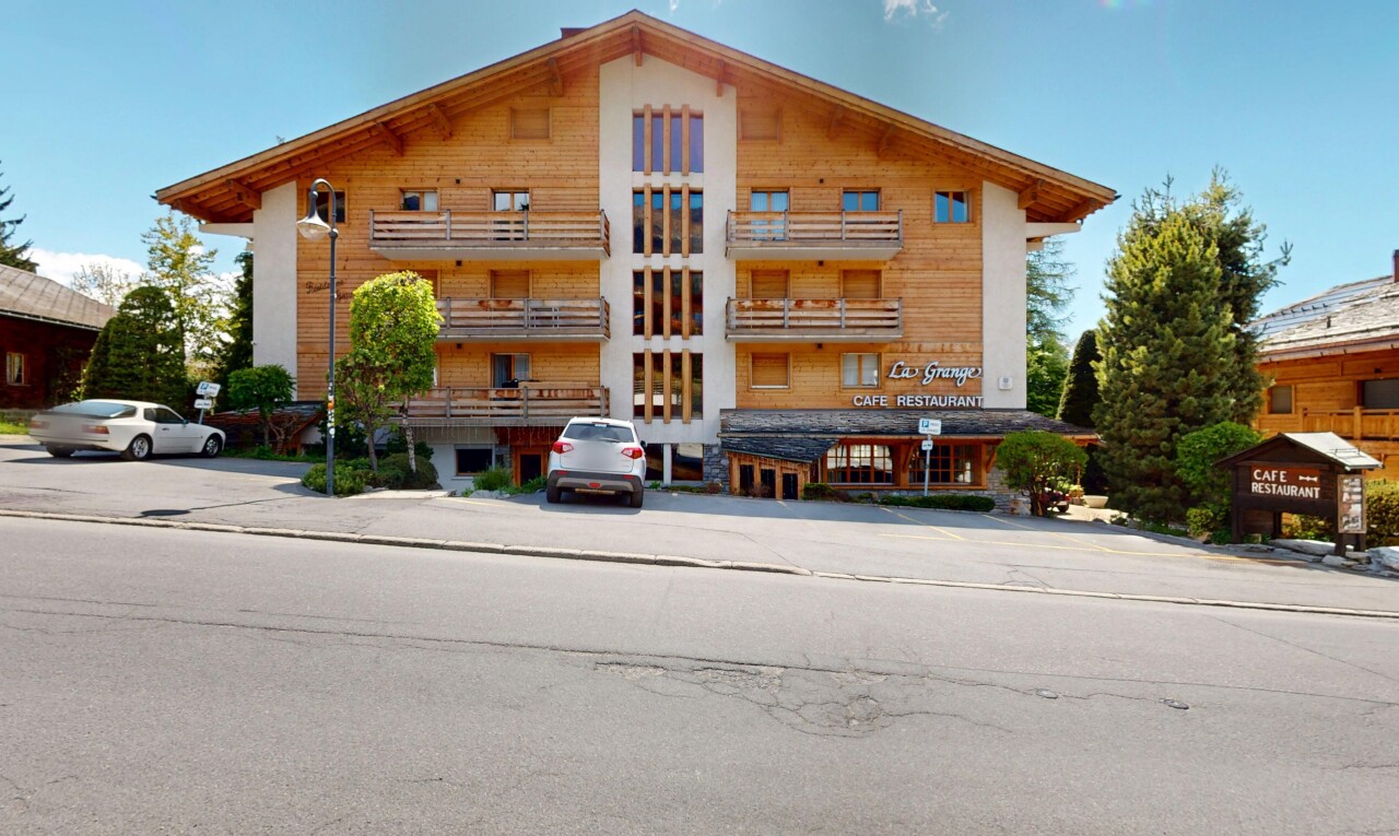 außenansicht mit property visible und day time