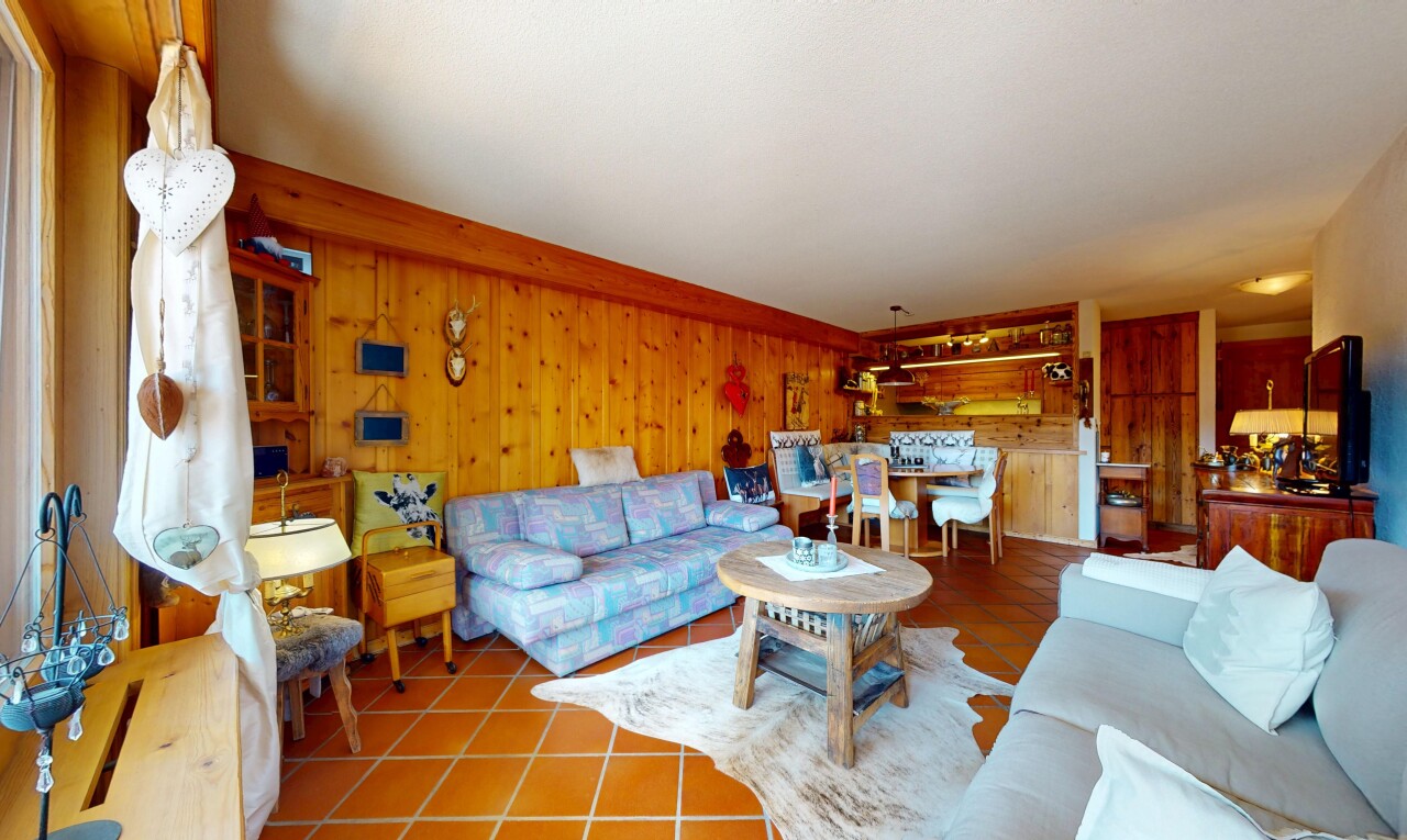 wohn- / esszimmer mit inside property, wood wall, holzwand, tile floor, und fliesenboden