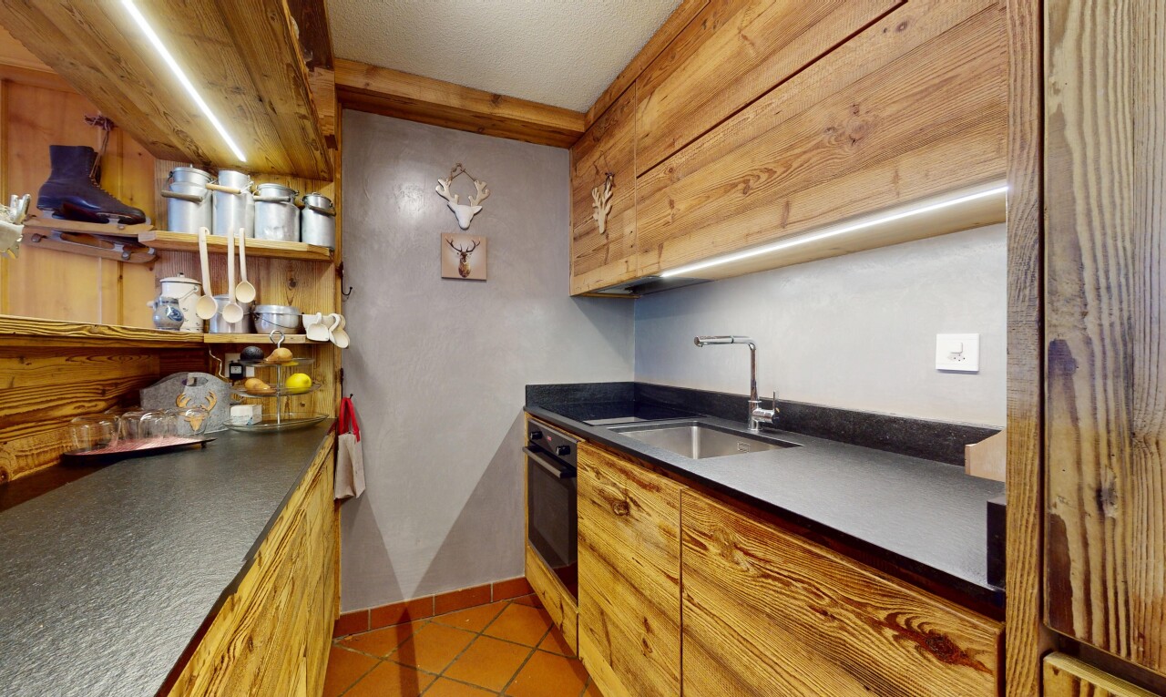küche mit waschbecken, ofen, tile floor, fliesenboden, und inside property