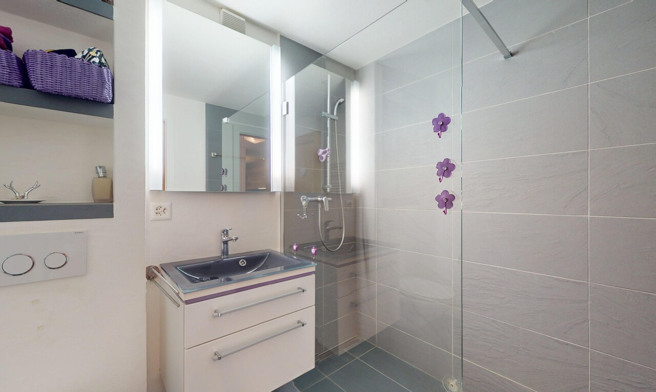 bad mit tile shower, waschbecken, dusche, spiegel, und schminktisch