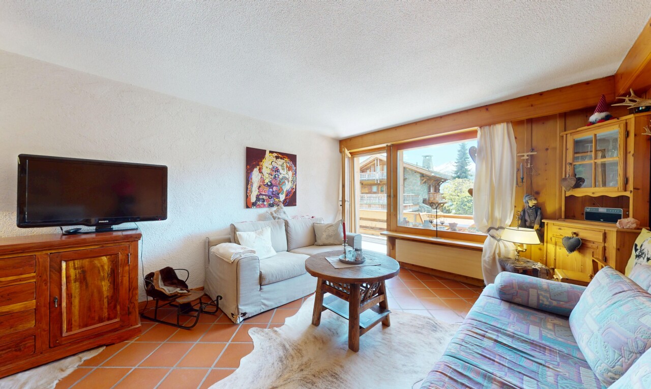 wohnzimmer mit fernseher, natural light, natürliches licht, tile floor, und fliesenboden