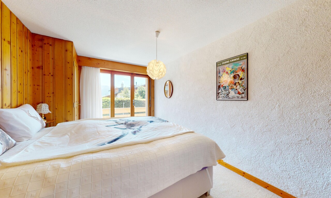 zimmer / schlafzimmer mit inside property, natural light, natürliches licht, carpet, und teppich