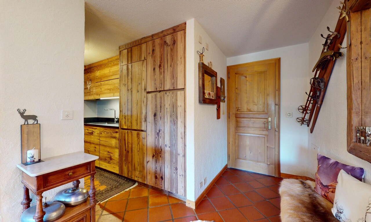halle / korridor mit baseboards wall, sockelleisten, inside property, tile floor, und fliesenboden
