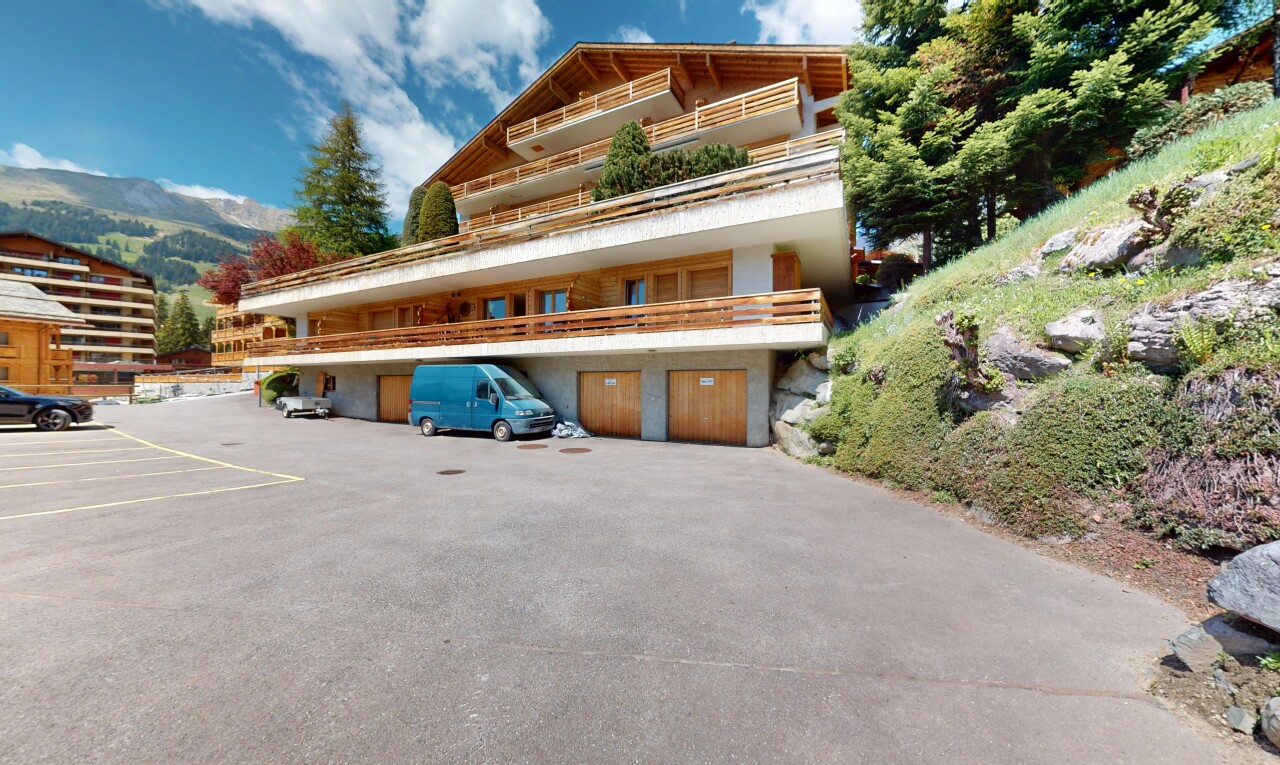 außenansicht mit day time, property visible, und balkon