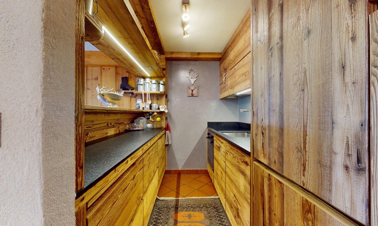 küche mit tile floor, fliesenboden, inside property, arbeitsplatten, und ofen