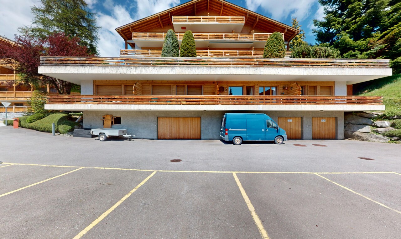 außenansicht mit parkplatz, property visible, und day time