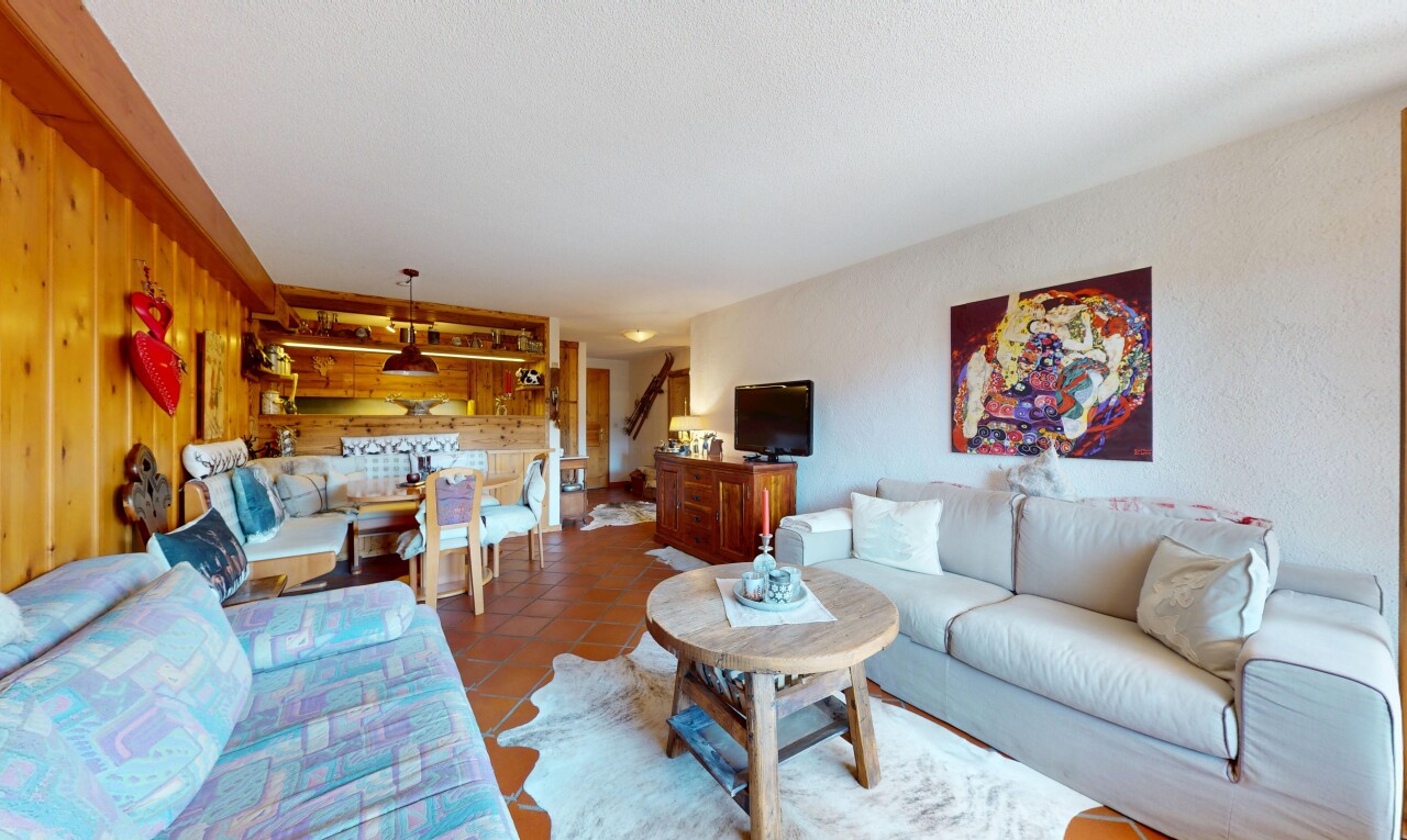 wohn- / esszimmer mit fernseher, inside property, holzwand, wood wall, und fliesenboden