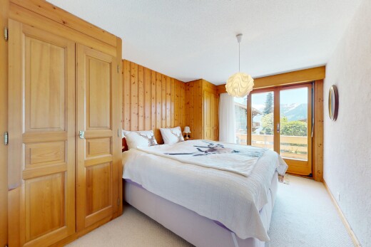 chambre avec accès à l'extérieur, inside property, natural light, lumière naturelle, et carpet