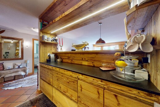 cuisine avec inside property, plans de travail, sol en carrelage, tile floor, et cloison sèche